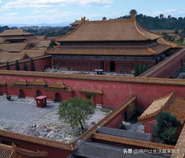 北京故宮是世界上現存規模最大、儲存最完整的木質結構古建築之一