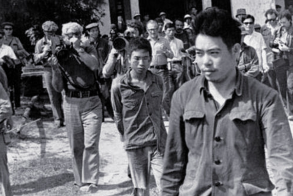 1984年副指導員被俘，遭越軍折磨6年不屈，回國時體重僅37公斤