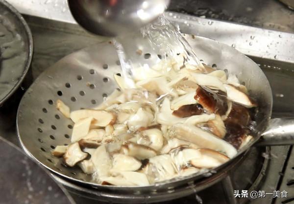 大廚分享飯店“蠔油燒三菌”做法，這個小技巧很重要，脆嫩爽滑