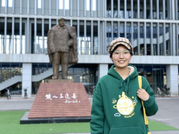 邊輸液邊複習感動病友，患罕見病女大學生這樣安排自己的青春