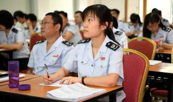 能進入“體制內”的人，大多來自這4種家庭，與家庭背景無關