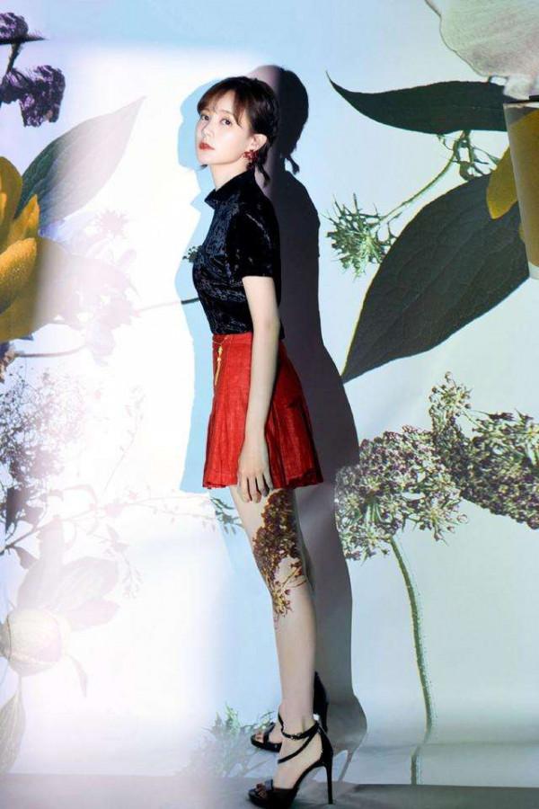 李一桐太甜美了，一身打扮盡顯完美身材，網友：嬌嫩似大一新生