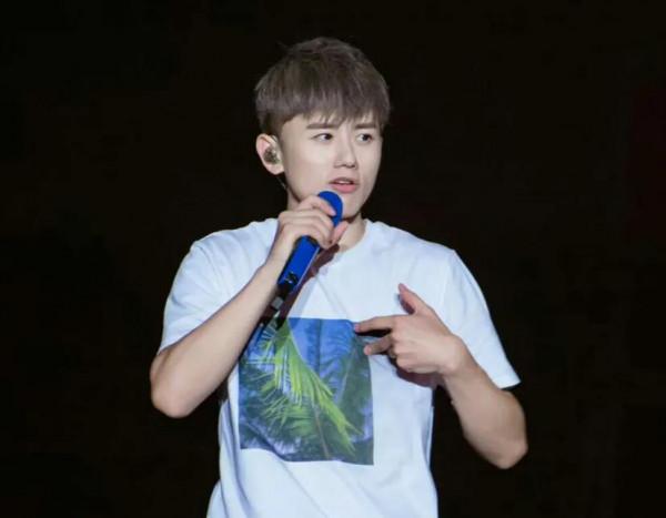 張傑任職上海大學一事引群嘲:本科生有資格當高校教師,配嗎? 張傑任職上海大學一事引群嘲:本科生有資格當高校教師,配嗎?