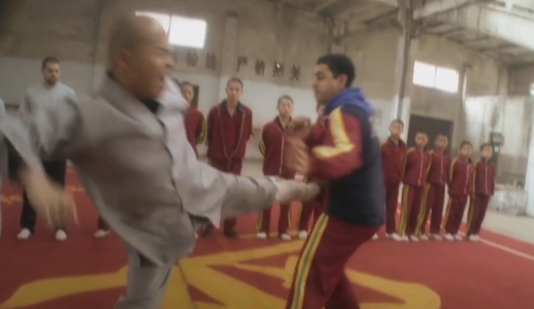 美國小哥挑戰少林功夫，被小師傅一拳打到鼻血長流，直言：太后悔