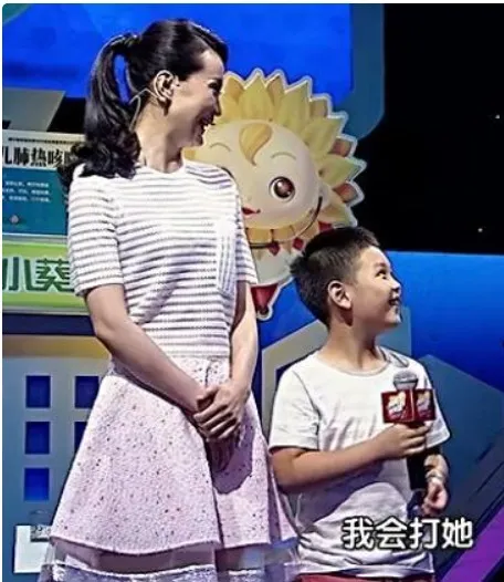 晴格格為嫁入豪門，跪下給婆婆洗腳，她到底經歷了什麼？