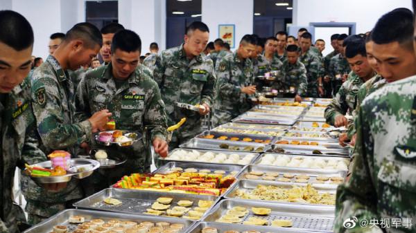 “舌尖”上的部隊伙食，兵哥哥的廚藝堪比大飯店，一看就是專業的