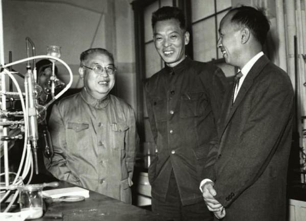 國家到底對錢學森有多重視？看看他身邊那兩個人的身份，就知道了