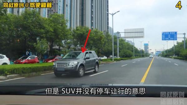 左轉彎時與右轉車輛相遇,到底應該誰讓誰?這裡不適用讓右原則 左轉彎時與右轉車輛相遇,到底應該誰讓誰?這裡不適用讓右原則