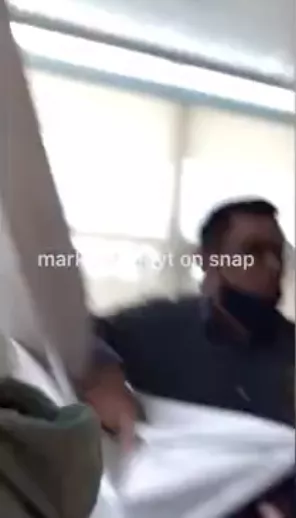 槍手假裝成警員企圖騙學生開門殺害,被學生識破 槍手假裝成警員企圖騙學生開門殺害,被學生識破