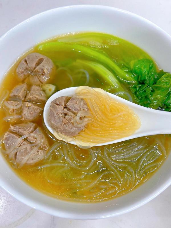 低脂低卡好喝不胖，生菜牛肉丸粉絲湯！味道超鮮