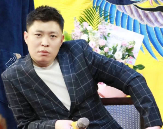 曹雲金有膽大鬧生日宴，卻沒膽惹李鶴東，這人究竟是什麼來頭呢？