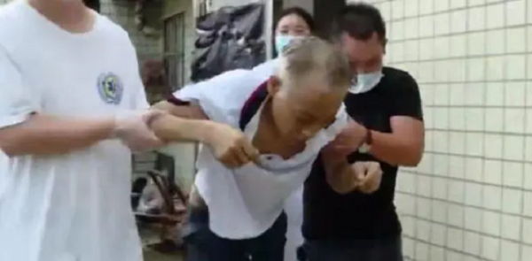 15歲女孩輟學照顧父親，結果父親“割腎救妻”竟是彌天大謊？