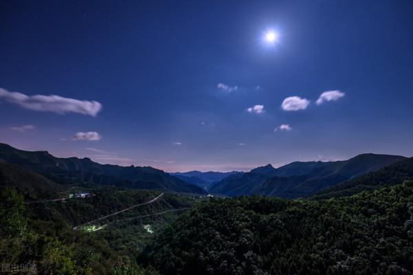 半個月亮爬上來（相逢在剎那系列散文）