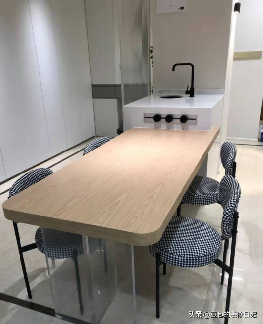 小戶型裝修不能做島臺？用島臺代替餐桌，極致改造完美利用空間