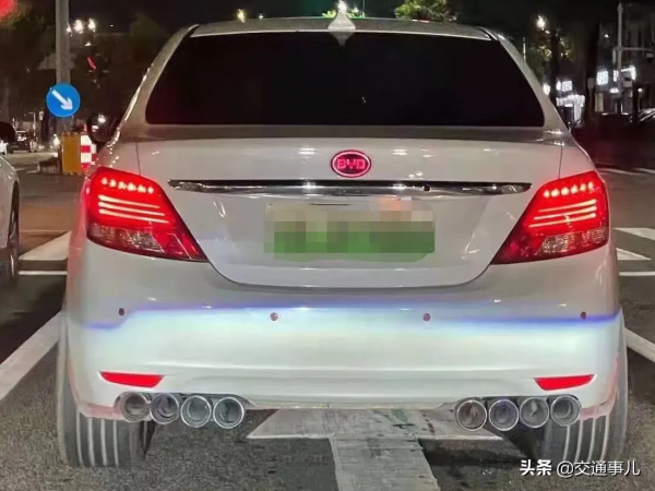 網友投稿,裝這麼多排氣管幹嗎的? 網友投稿,裝這麼多排氣管幹嗎的?