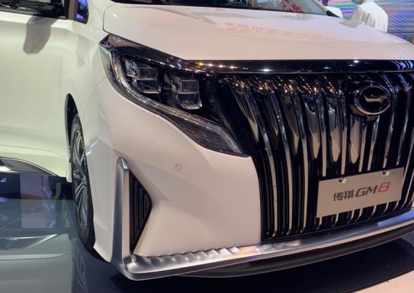 別再盯著合資車了，傳祺GM8商務範兒十足，駕乘空間寬敞舒適