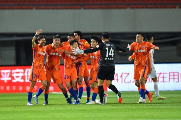 足球——中超:山東泰山隊勝長春亞泰隊 足球——中超:山東泰山隊勝長春亞泰隊