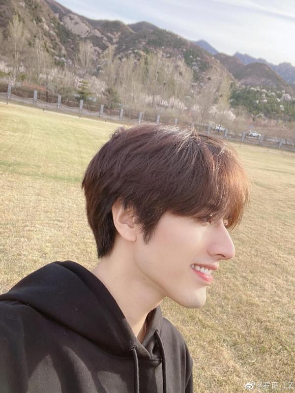 《眼裡餘光都是你》飆升榜第一，男二“曹評”比男主羅正還帥