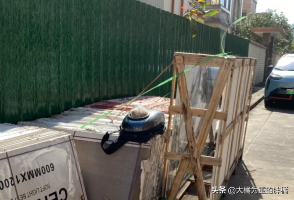 小狗被遺棄街頭,主人留下一張紙條和零錢:不想讓它跟我一樣不幸 小狗被遺棄街頭,主人留下一張紙條和零錢:不想讓它跟我一樣不幸