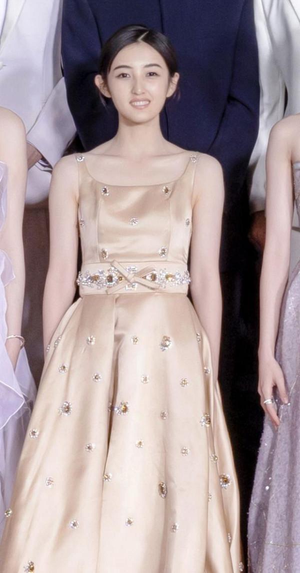 頒獎典禮，張藝謀和女藝人合影，張子楓劉浩存沈月位列其中