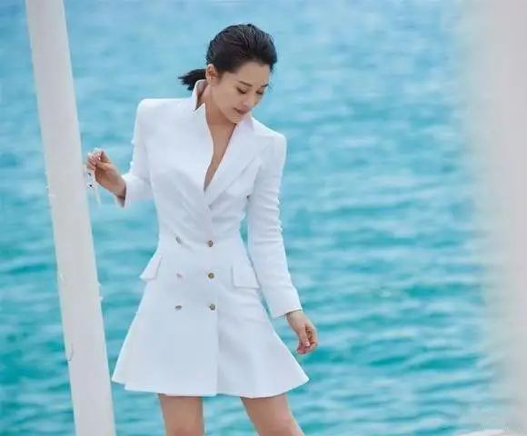 許晴50歲還扮嫩就算了，把自己的腿p得像竹竿，未修圖狠狠打臉