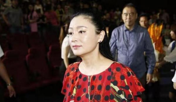 陳紅罕見扮嫩卻翻車，穿荷葉邊紅裙好臃腫，和女神氣質太不搭調