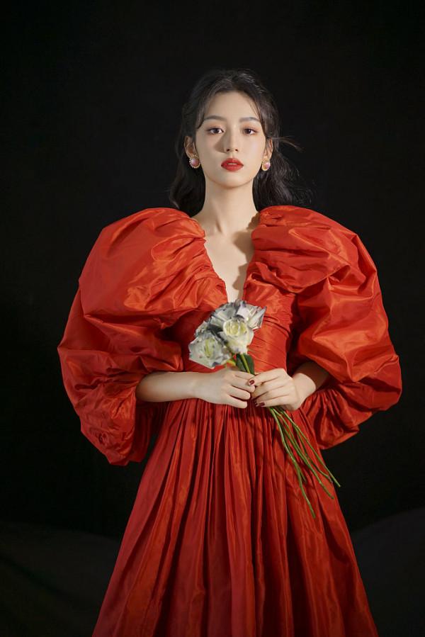周也亮相2022湖南衛視春晚 典雅紅裙明媚動人