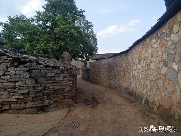 &OpenCurlyDoubleQuote;石頭寨&rdquo;裡看石頭