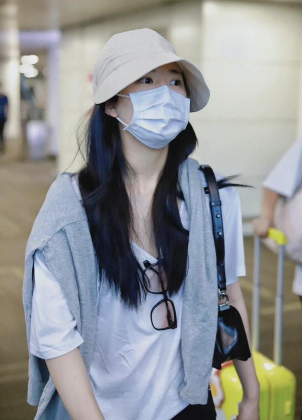 趙露思如此低調!看完了她的機場穿搭,你才會驚呼黑白配真高階 趙露思如此低調!看完了她的機場穿搭,你才會驚呼黑白配真高階