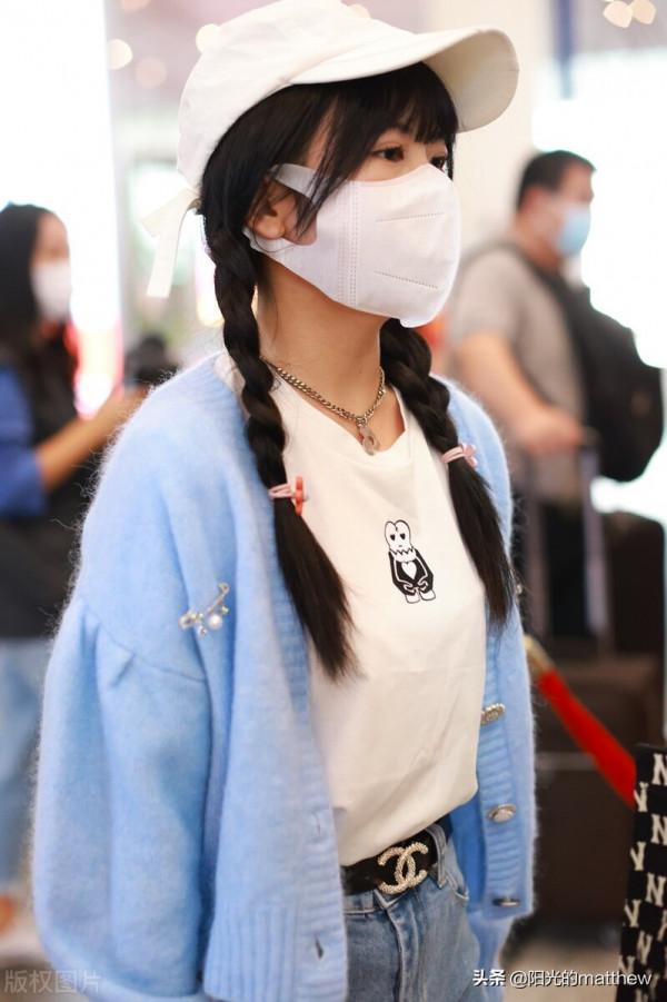 街拍:賴美雲藍色針織開衫+喇叭牛仔褲+印花手提包+腰帶可愛減齡 街拍:賴美雲藍色針織開衫+喇叭牛仔褲+印花手提包+腰帶可愛減齡