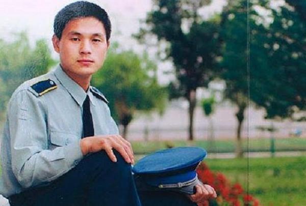 馮思廣：飛機故障他拒絕跳傘，1.1秒救下4000多人，追悼會補婚禮