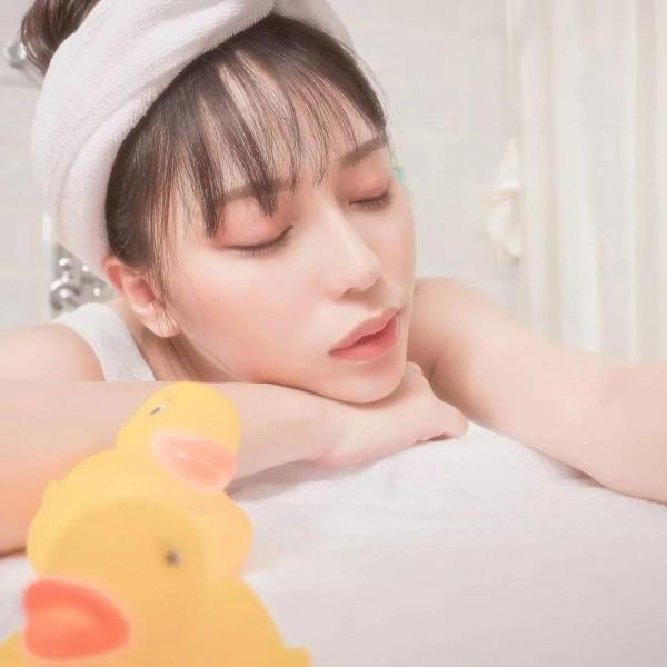 一組泡泡浴寵物洗澡，給可愛的小黃鴨洗個熱水澡