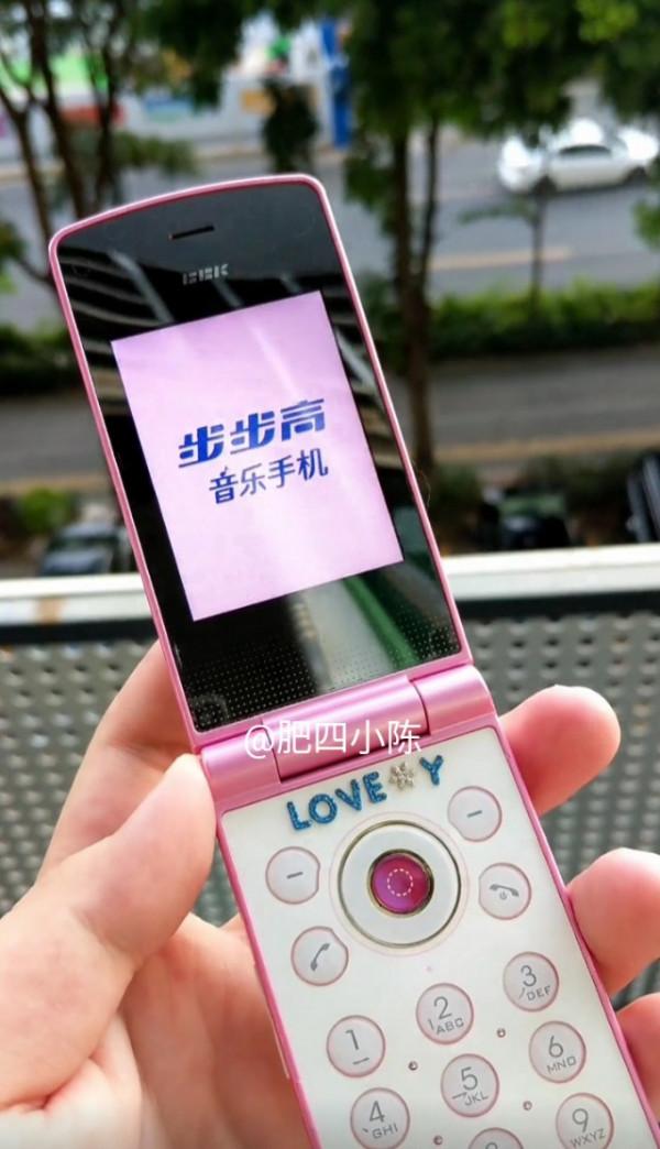 那些年上市的翻蓋滑蓋手機太漂亮了，那時候你買過了什麼品牌手機