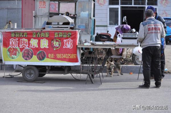 大叔集市上賣香貨，陌生護衛犬逢集便到，大叔：看攤兒捉賊好幫手