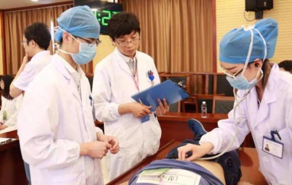 醫學生就業現狀，有人畢業就有40萬安家費，有人掏錢也找不到工作