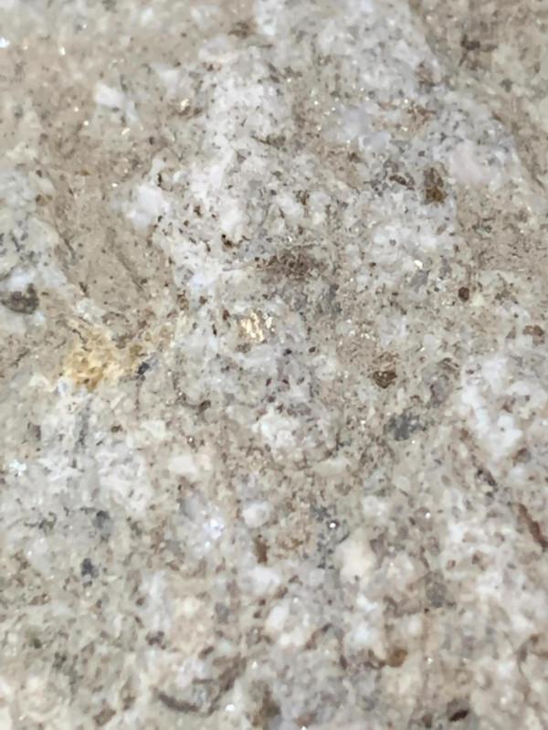 展示一塊月球玄武岩隕石