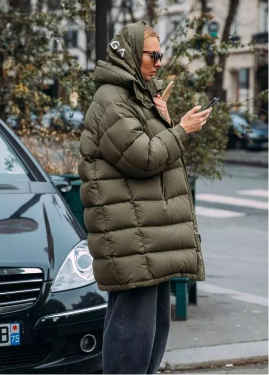 成熟的女人，穿搭羽絨服儘量避開這幾個顏色，顯老廉價不時髦