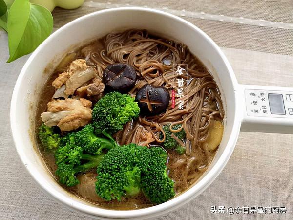 一個人的午餐，家常湯麵有肉有菜，鹹鮮味美連鍋上桌，太讚了