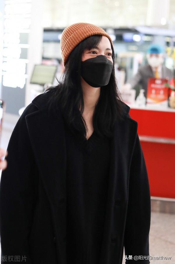 街拍：姚晨一身黑大衣飄逸現身咖色針織帽俏皮又不失氣質