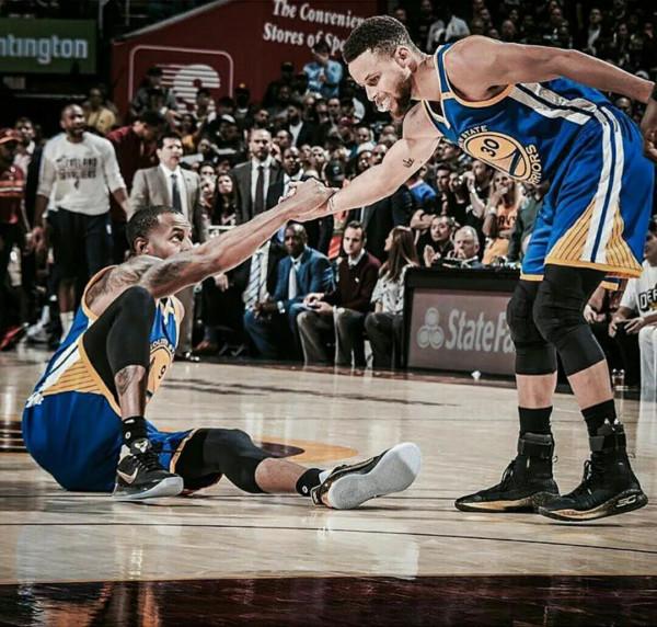 伊戈達拉:庫裡改變了比賽,懷斯曼值得被期待 伊戈達拉:庫裡改變了比賽,懷斯曼值得被期待