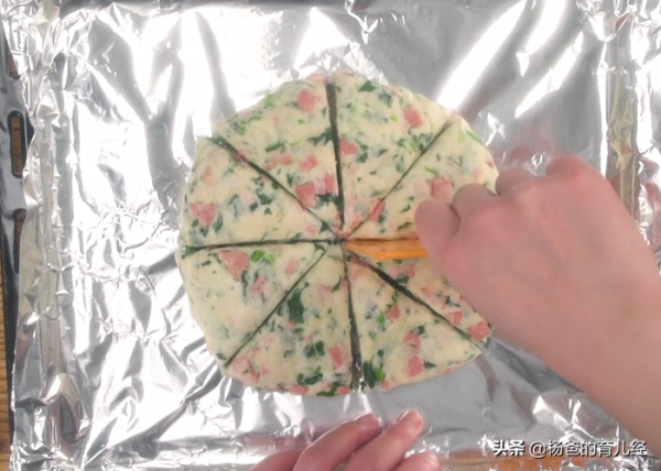 孩子愛吃的菠菜火腿司康,葷素搭配的輔食美味,吃一次念念不忘 孩子愛吃的菠菜火腿司康,葷素搭配的輔食美味,吃一次念念不忘