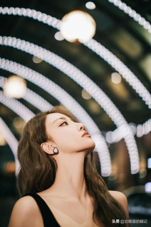 吳佳怡一身金邊腰線黑裙勾勒姣好腰線，氣質優雅