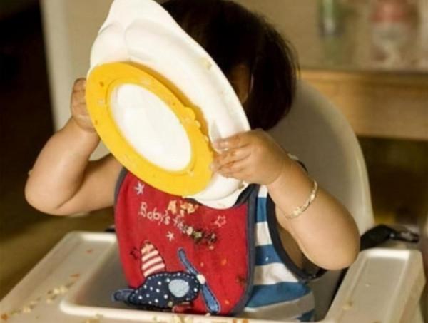 怎麼做才能讓寶寶自己吃飯？做好“2要2不要”，家長需提前知曉