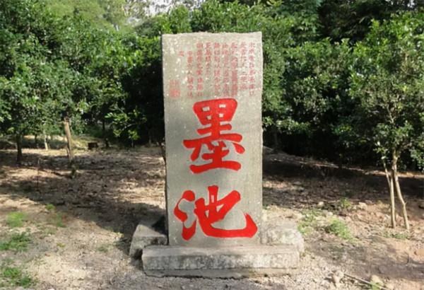 老農在自家菜園發現古石碑，考古學家研究後說：敢問祖上何人？