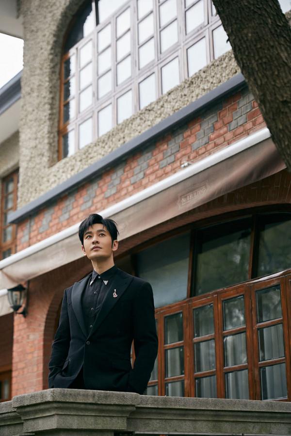 黃曉明出席華語青年電影周頒獎禮 帥氣黑西裝儒雅紳士