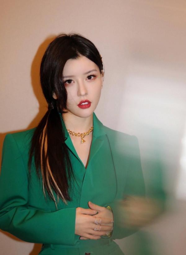 By2姐姐孫涵氣質佳，隨便穿也很美，雖被妹妹拖累缺依舊低調努力