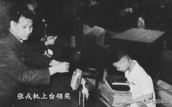 老漢嚴守秘密47年，看到報紙激動流淚：我的身份終於可以公開了