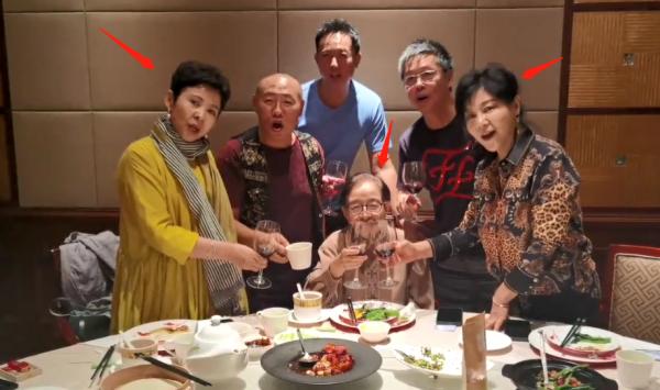 86歲谷建芬與眾弟子慶中秋!飯局上喝紅酒興致高,坐中心位氣色好 86歲谷建芬與眾弟子慶中秋!飯局上喝紅酒興致高,坐中心位氣色好