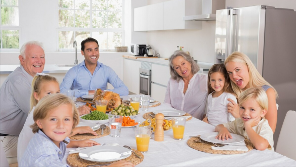 12口人聚餐，偏心母親端走孫女面前的紅燒肉，兒子：老婆，咱們走