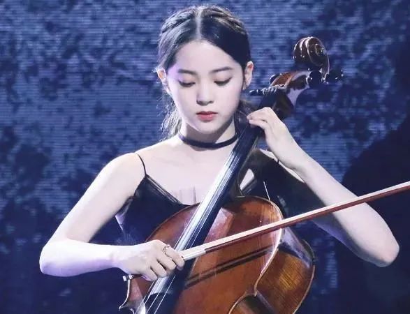 面目猙獰、嘶吼、搖頭晃腦，這些演員把感人的哭戲硬是演成了喜劇